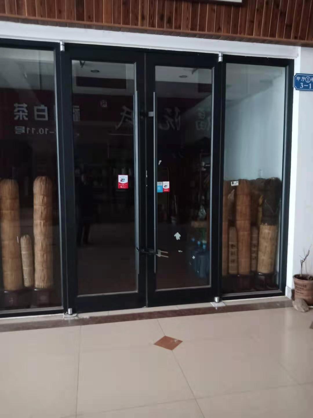 與玻璃隔斷配套的肯德基門(mén)如何選購(gòu)